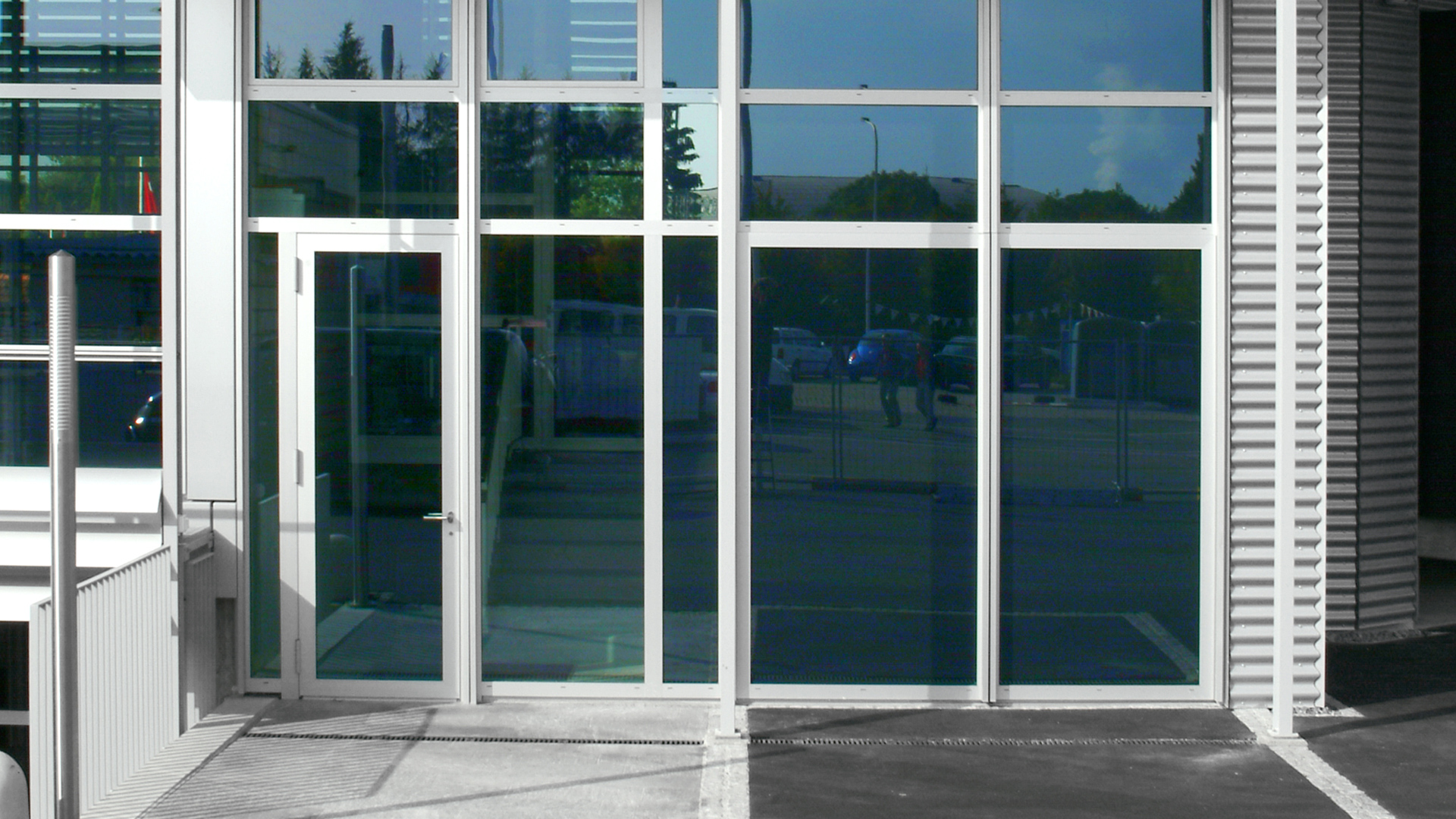 Projekt Mungo AG Eingang Glasstüre 
